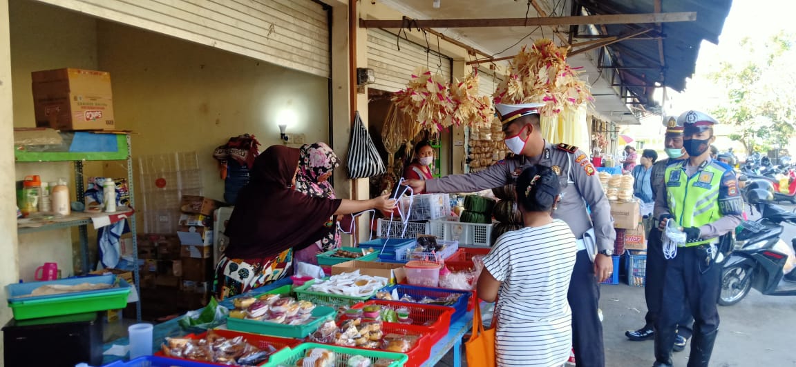 polres badung juli 47 Polisi Lalu Lintas Polres Badung Bagi -Bagi Masker/fajarbadung.com