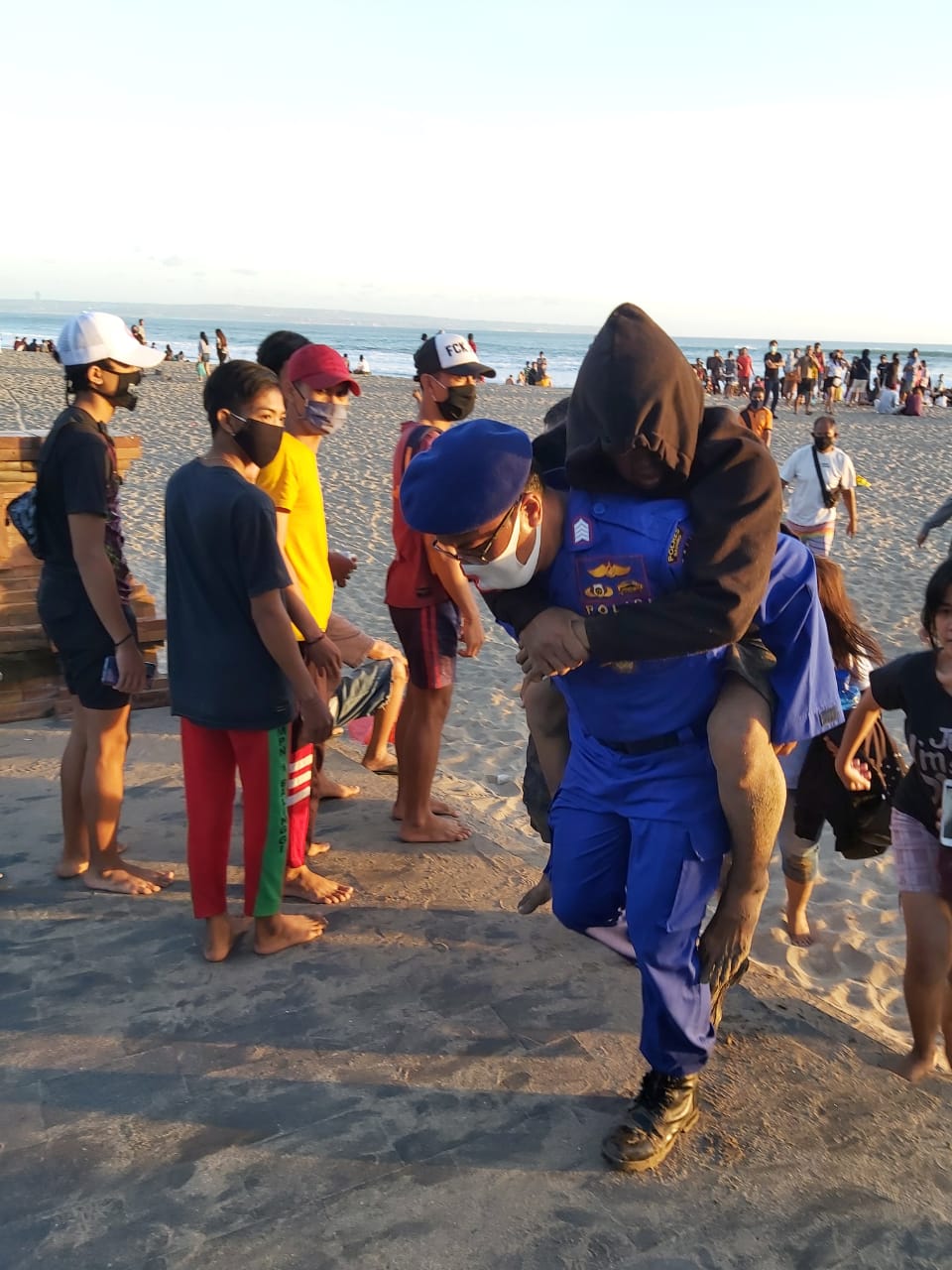 polres badung juli 92 Anggota Polair Polres Badung, Selamatkan Korban Terseret Arus Laut/fajarbadung.com