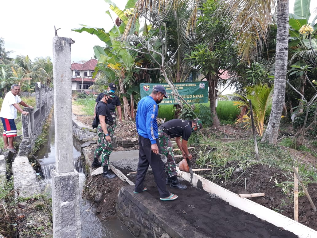 korem ws agus 2 Kodim Klungkung Bersama Warga Gelar Karya Bakti di Banjarangkan/fajarbadung.com