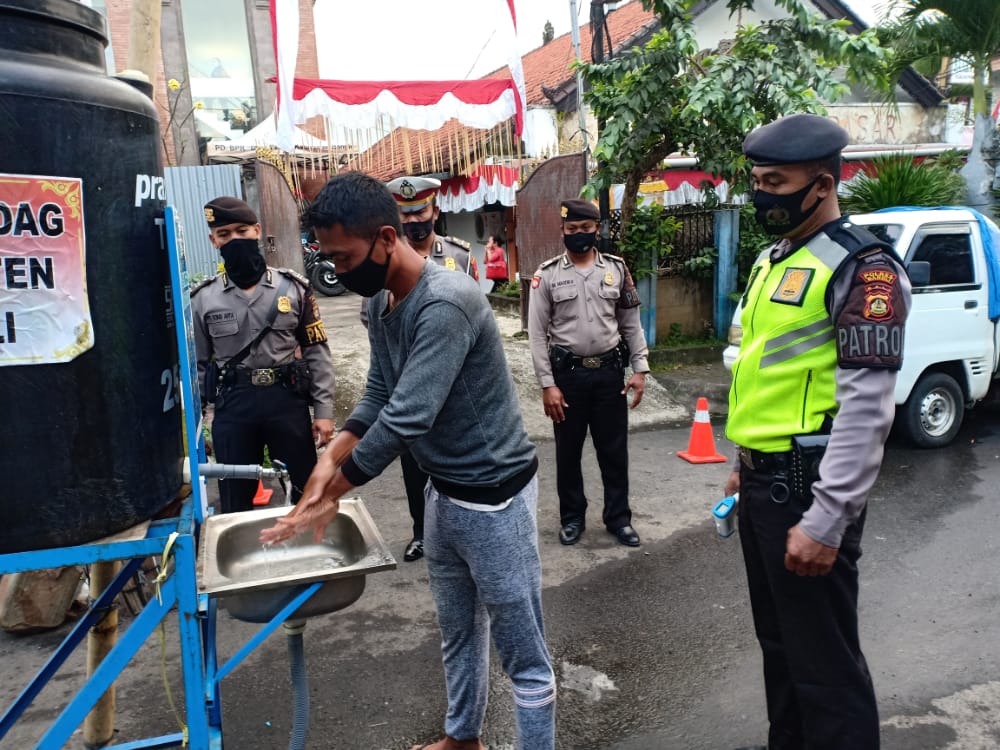 polres bangli agus 1 Cegah Penyebaran Covid-19, Satuan Sabhara Polres Bangli Lakukan Pendisiplinan Protokol Kesehatan di Pasar Kidul/fajarbadung.com