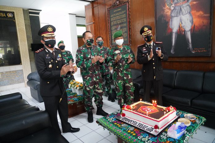 Kaporesta Denpasar Dan Kapolres Badung Datangi Makorem 163 Wira Satya, Hantarkan Kue Hari Ulang Tahun Ke 75 TNI/fajarbadung.com