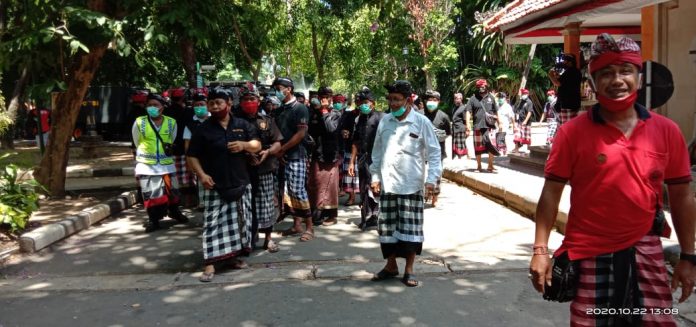 pecalang bali 2 Bandesa Agung Apresiasi Pasikian Pacalang Bali : Pade Baret Menjaga Bali/fajarbadung.com