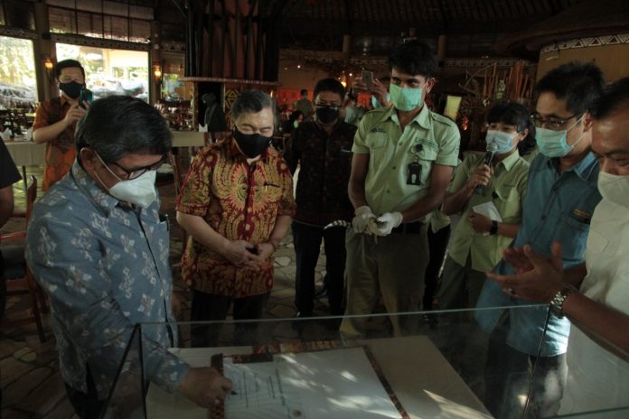 Wakil Menteri LHK Alue Dohong Beri Nama Bayi Buaya Sinyulong di Bali Safari Park/fajarbadung.com