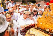 Bupati Adi Arnawa Hadiri Prosesi Ngodak Pelawatan di Pura Dalem Bebalang Carangsari