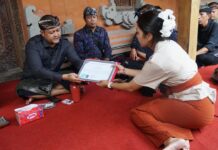 Wabup Badung Serahkan Penghargaan Tertib Administrasi Akte Kematian di Pererenan