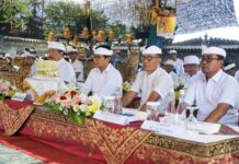 Bupati Adi Arnawa Hadiri Pujawali Mejelihan di Pura Luhur Bhujangga Waisnawa Batu Bolong