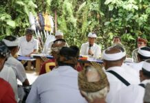 Bupati Adi Arnawa Serahkan Bantuan Pemulihan Dampak Bencana Pura Taman Beji Magendra, Tegal Darmasaba