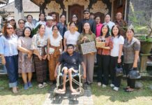 Yunita Alit Sucipta Kunjungi Perajin Disabilitas di Carangsari