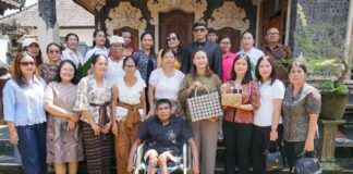 Yunita Alit Sucipta Kunjungi Perajin Disabilitas di Carangsari