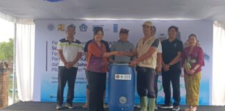 Gencarkan Edukasi Pemilahan Sampah, GRADASI Perkuat Komunitas Sekhe Resik Bali Bagikan 10 Tong Sampah dan Sepatu Boat