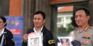 Polda Bali tangkap mahasiswa promosikan judi online jaringan Kamboja Direktorat Reserse Siber Kepolisian Daerah Bali mengungkap praktik perjudian daring jaringan internasional yang dikendalikan dari Kamboja dan melibatkan tiga orang mahasiswa sebagai operatornya di Bali. “Dari hasil pemeriksaan awal terhadap para tersangka, modus operandinya mereka ini sebenarnya bagian dari orang-orang atau para pelaku yang melarikan diri dari kegiatan atau aktivitas judul online di Kamboja,” kata Direktur Reserse Siber Polda Bali Komisaris Besar Polisi Aszhari Kurniawan dalam konferensi pers di Mapolda Bali, Denpasar, Rabu. Para tersangka yang mengaku masih berstatus sebagai mahasiswa yakni IJT alias Gisel (23), RFT alias Selena (22), dan MGB alias Aleta (22) yang berperan sebagai telemarketing. Ketiganya merupakan mahasiswi asal Manado. Selain itu, tersangka WAB alias Guang Yun (31) asal Jakarta yang berperan sebagai customer service. Aszhari menjelaskan tersangka Gisel dan Guang Yun merupakan pemain lama yang pernah bekerja di Filipina dan Kamboja. Mereka kembali ke Indonesia setelah tempat kerja mereka di luar negeri digerebek Kepolisian setempat dan memilih Bali sebagai basis baru sejak Januari 2026. Dalam menjalankan aksinya, para pelaku menghubungi 300-400 nomor telepon warga negara Indonesia setiap harinya untuk menawarkan link unduhan aplikasi judi online. Dengan iming-iming bonus awal, mereka menjaring pemain untuk melakukan top-up melalui berbagai rekening virtual Bank Nasional. Para tersangka mengelola situs judi online KETUA.CO dan GN77. Aszhari mengatakan pengungkapan kasus tersebut berawal dari patroli Siber yang dilakukan oleh Ditresnarkoba Siber Polda Bali terhadap dugaan adanya’ praktik judi online. Pihaknya menemukan beberapa situs judul online, termasuk portal Ketua.co dan juga GN77. Setelah ditelusuri, Polda Bali mendatangi tempat diduga para tersangka melakukan praktik perjudian tersebut di Jalan Pratama, Gang Hasan, Nomor 3 Benoa, Kecamatan, Kuta Selatan, Kabupaten Badung, Bali pada Minggu, 12 April 2026, sekitar pukul 15.44 WITA. Dari TKP, polisi mengamankan empat orang terduga pelaku hingga akhirnya ditetapkan sebagai tersangka. Adapun motif tersangka terlibat dalam jaringan judi internasional yakni karena alasan ekonomi tergiur dengan upah. “Para pelaku ini mengoperasionalkan judul online di Bali ini karena tentunya tergiur dengan gaji untuk penghidupan para pelaku sehari-hari,” katanya. Barang bukti yang diamankan adalah 4 unit perangkat laptop dan 5 unit HP. Para pelaku dijerat Pasal 426 ayat (1) Kitab Undang-Undang Hukum Pidana (KUHP) dengan ancaman penjara hingga 9 tahun.