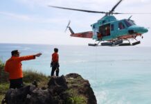 Dua WNA Terjebak di Tebing Uluwatu Dievakuasi Gunakan Helikopter