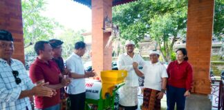 Optimalkan Pemilahan Sampah dari Sumber, Wabup Badung Serahkan Mesin Pencacah dan Bag Komposter di Sempidi