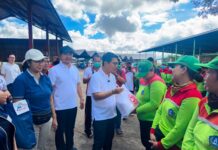 Wujud Apresiasi Berjibaku Atasi Sampah, Bupati Adi Arnawa Serahkan Paket Sembako Kepada Petugas Kebersihan
