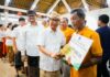 Salurkan Bansos Hari Raya Waisak Untuk Umat Buddha, Bupati dan Wabup Badung Gaungkan Moderasi Beragama di Kuta