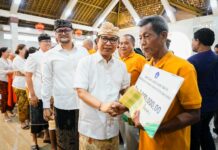 Salurkan Bansos Hari Raya Waisak Untuk Umat Buddha, Bupati dan Wabup Badung Gaungkan Moderasi Beragama di Kuta