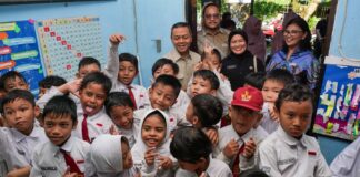 Melalui Partisipasi Semesta, Mitra Pendidikan Salurkan Tas dan Sepatu untuk Penyemangat Belajar Anak