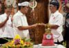 Apresiasi Aplikasi Sikap Mumbul, Bupati Adi Arnawa Potong Tumpeng Perayaan HUT Ke-59 Banjar Mumbul