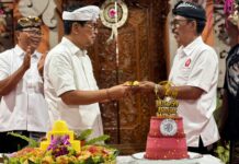 Apresiasi Aplikasi Sikap Mumbul, Bupati Adi Arnawa Potong Tumpeng Perayaan HUT Ke-59 Banjar Mumbul