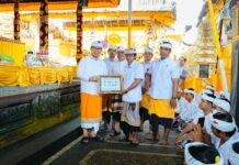 Bupati Tandatangani Prasasti Karya Ngenteg Linggih Pura Dalem Desa Adat Ambengan