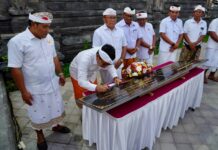 Karya Agung di Pura Segara Bengiat, Bupati Adi Arnawa Tandatangani Prasasti