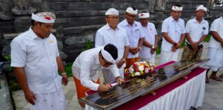 Karya Agung di Pura Segara Bengiat, Bupati Adi Arnawa Tandatangani Prasasti
