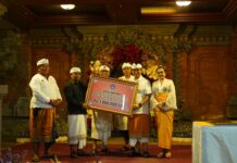 Karya Ngusaba Desa Adat Sempidi, Bupati Adi Arnawa Serahkan Bantuan Hibah dan Tandatangani Prasasti