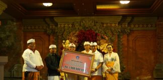 Karya Ngusaba Desa Adat Sempidi, Bupati Adi Arnawa Serahkan Bantuan Hibah dan Tandatangani Prasasti