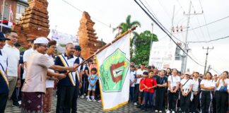 Jalan Santai HUT Ke-27 Desa Cemagi, Bupati Adi Arnawa Ajak Jaga Persatuan dan Pilah Sampah