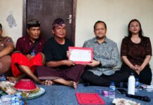 Wabup Badung Serahkan Penghargaan Tertib Administrasi Akta Kematian di Abiansemal
