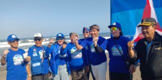 Potensi Wisata Baru: Demokrat Bali Bersihkan Pantai Lembeng dan Lepas 300 Tukik