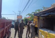 Tindak Lanjuti Arahan Bupati saat CFD Kerobokan Kelod, Satpol PP Badung Tertibkan Tiga Bangunan Liar dan Kumuh