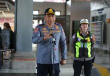 Petugas Gabungan Dishub Badung Tertibkan Truk Parkir Liar di Jalur Terminal Mengwi