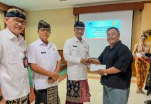 Asisten Administrasi Umum Badung Serahkan Santunan Kepada Pensiunan dan Ahli Waris ASN