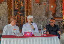 Wabup. Bagus Alit Sucipta Melayat di Bongkasa, Serahkan Piagam Penghargaan, Akta Kematian dan KK Baru