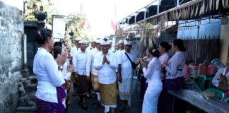 Bupati Adi Arnawa Hadiri Nodya Karya Pujawali Pura Dalem Sari Kapal
