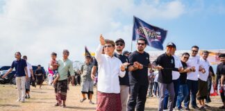 Bupati Adi Arnawa Buka Sabdha Kite Festival VI Banjar Kangin, Pecatu