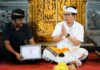 Bupati Badung Serahkan Piagam Penghargaan Tertib Administrasi Kependudukan Kepada Ahli Waris di Sading