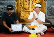 Bupati Badung Serahkan Piagam Penghargaan Tertib Administrasi Kependudukan Kepada Ahli Waris di Sading