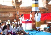 Bupati Adi Arnawa Serahkan Hibah Karya Pitra Yadnya Massal di Banjar Adat Tiyingan