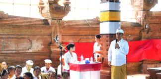 Bupati Adi Arnawa Serahkan Hibah Karya Pitra Yadnya Massal di Banjar Adat Tiyingan
