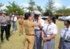 Tanamkan Budaya Tertib Lalu Lintas, Bupati Adi Arnawa Bagi-Bagi Helm di SMAN 2 Abiansemal