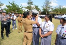 Tanamkan Budaya Tertib Lalu Lintas, Bupati Adi Arnawa Bagi-Bagi Helm di SMAN 2 Abiansemal