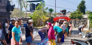 Kodam IX/Udayana Gerakkan Jajaran Salurkan Air Bersih Bagi Masyarakat Terdampak