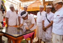 Tandatangani Prasasti Pura Batan Ancak Tibubeneng, Bupati Adi Arnawa Apresiasi Semangat Gotong Royong Krama