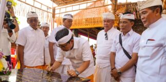 Tandatangani Prasasti Pura Batan Ancak Tibubeneng, Bupati Adi Arnawa Apresiasi Semangat Gotong Royong Krama