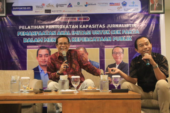 Pelatihan-Emanuel Dewata Oja (kiri) salah satu pembicara didampingi M. Riwan Pemred radarbali.id dlm pelatihan Peningkatan Kapasitas Jurnalis di Quest hotel San, Denpasar kmrn 2