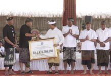 Bupati Adi Arnawa Serahkan Bantuan Rp 1,4 Miliar untuk Karya Agung Pitra Yadnya Desa Adat Jimbaran