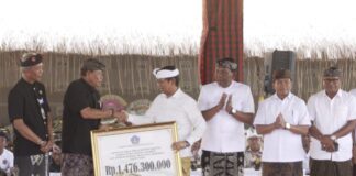 Bupati Adi Arnawa Serahkan Bantuan Rp 1,4 Miliar untuk Karya Agung Pitra Yadnya Desa Adat Jimbaran