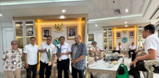 Menteri Jumhur Hidayat Apresiasi YKKS, Bikin Kaki Palsu dari Tutup Botol dan Plastik Kemasan